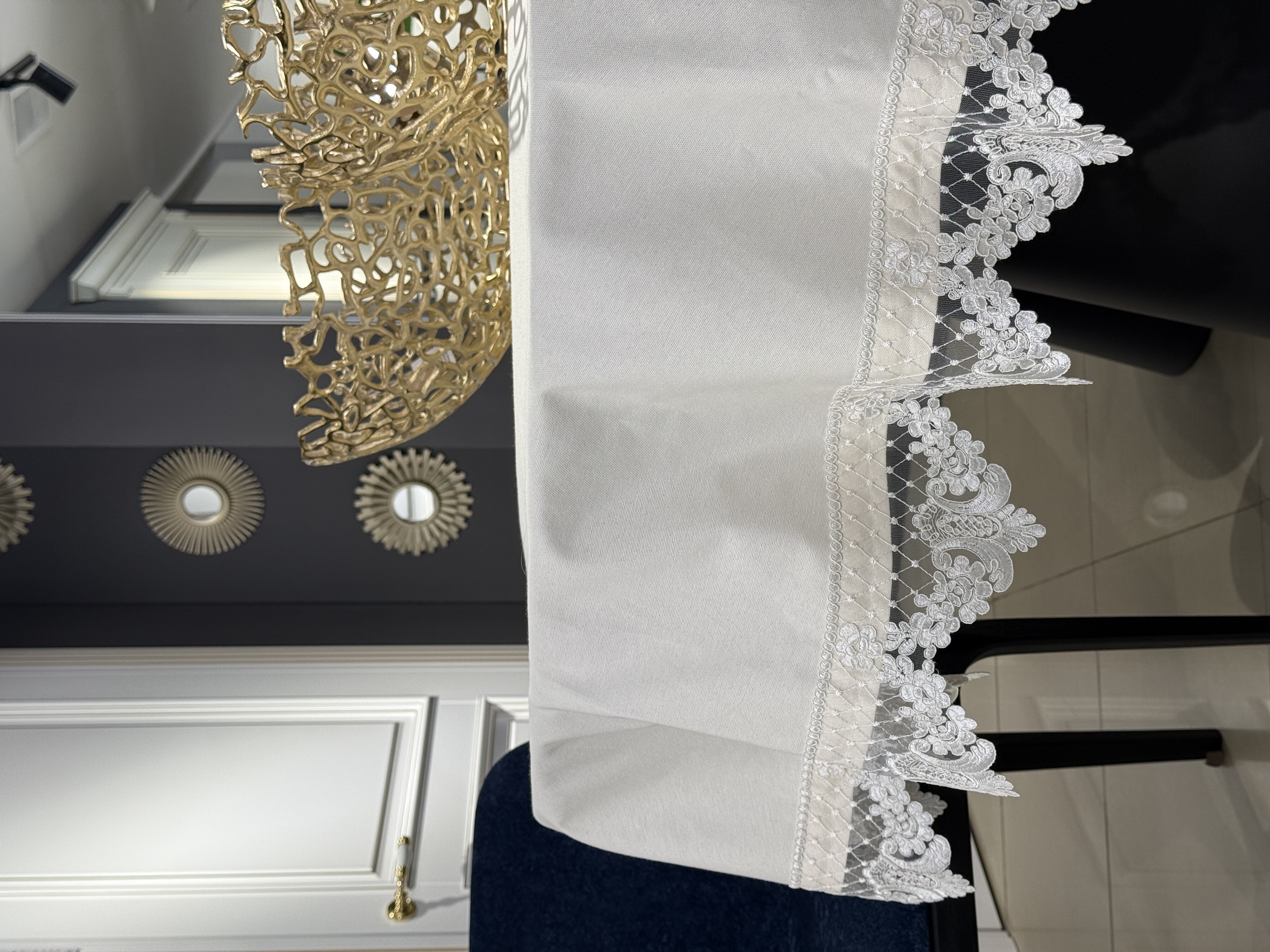 Скатертина молочна з мереживом кругла d-150 см