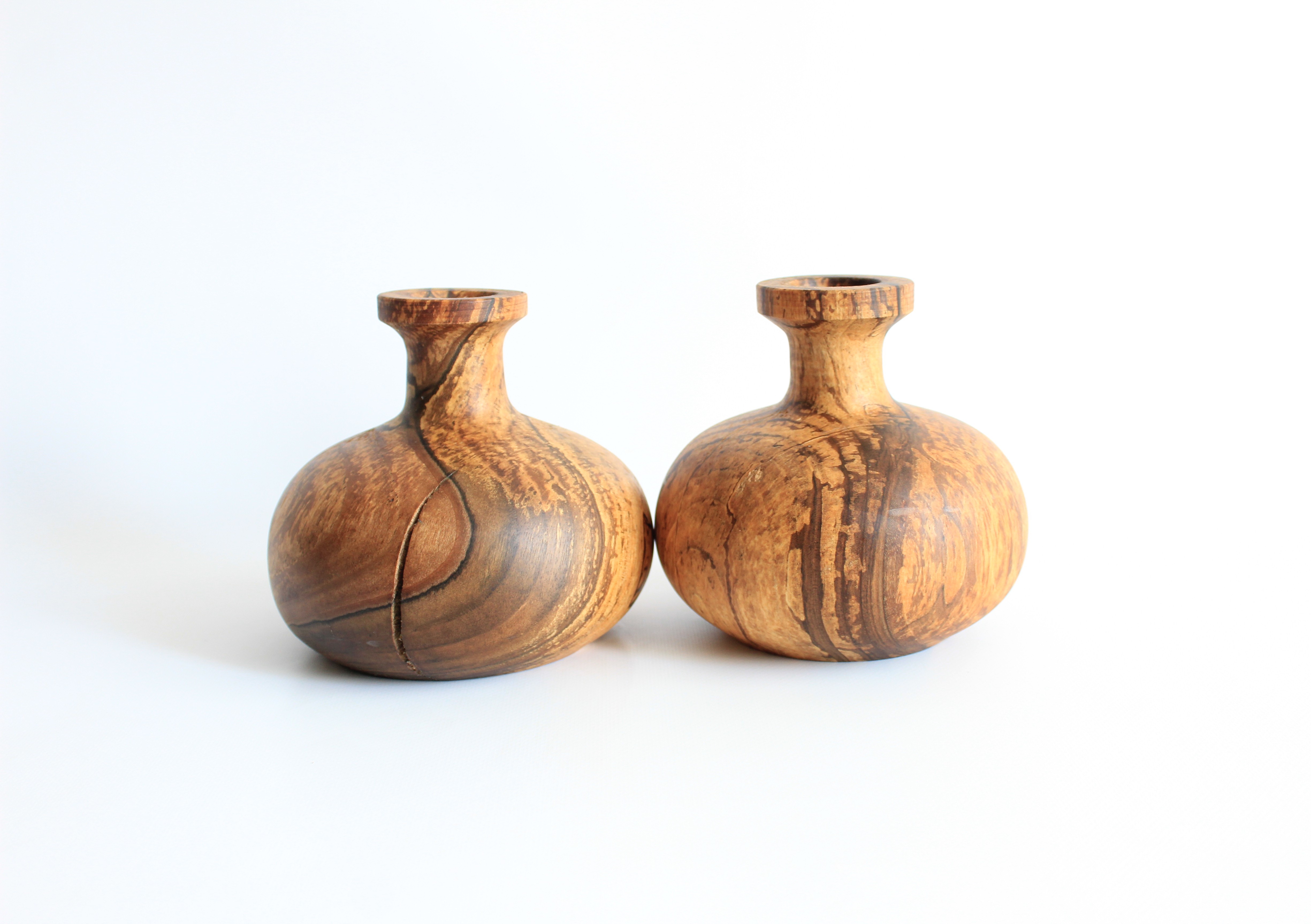 Декоративна ваза з горіха ручної роботи