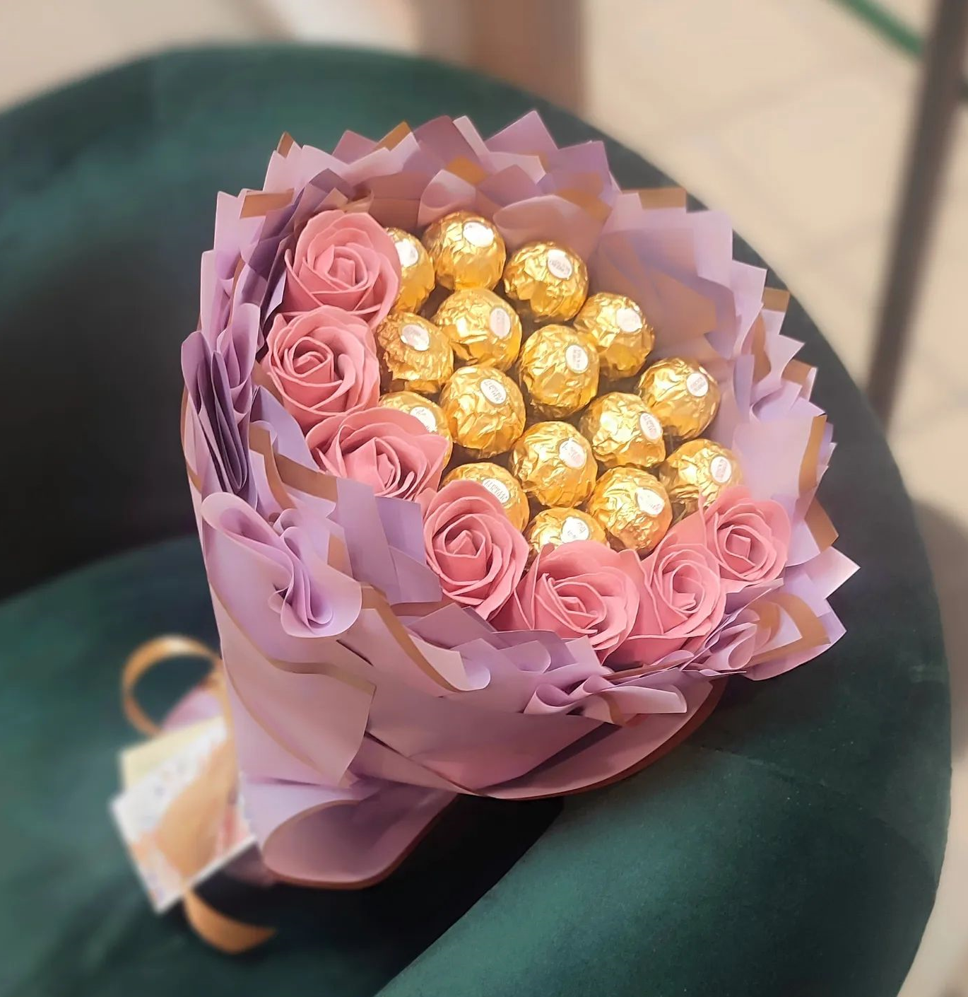 Розы из фоамирана в букете из конфет