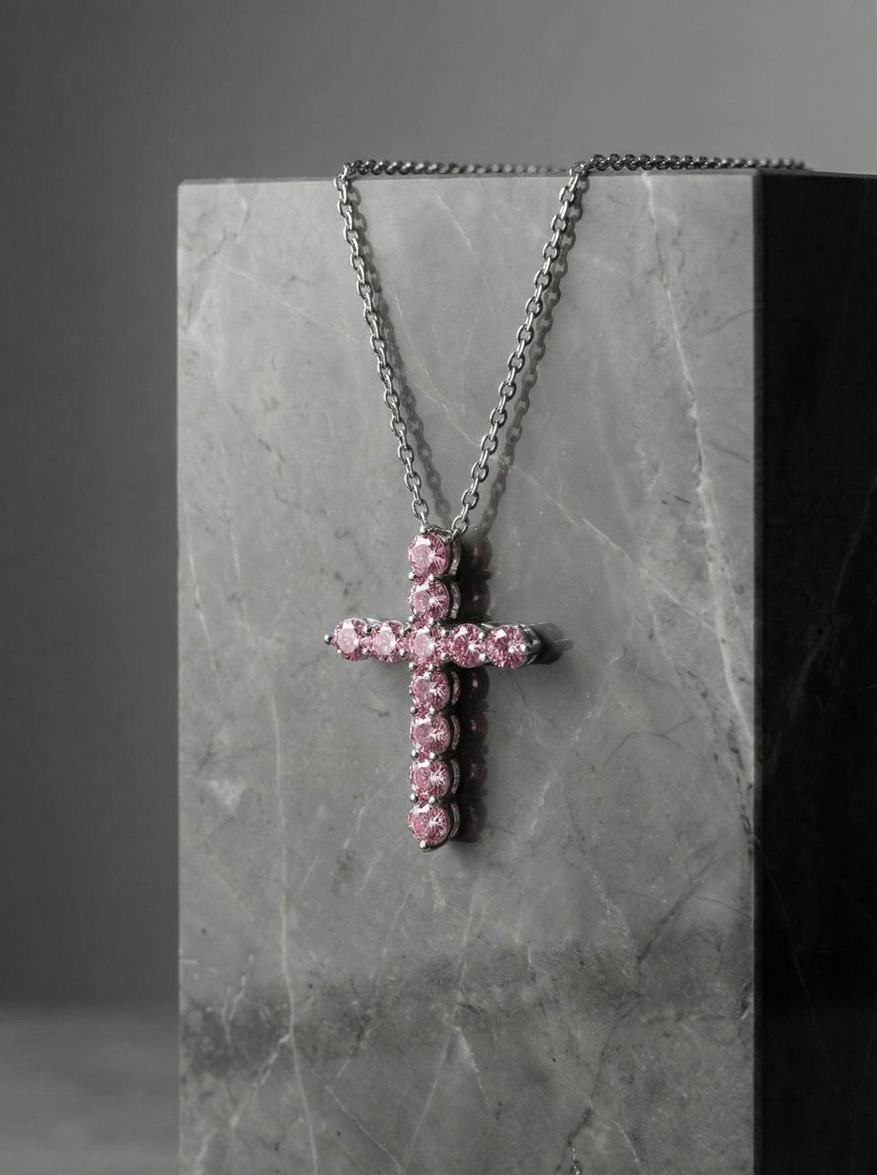 Хрестик 2,3 см на ланцюжку з рожевими фіанітами