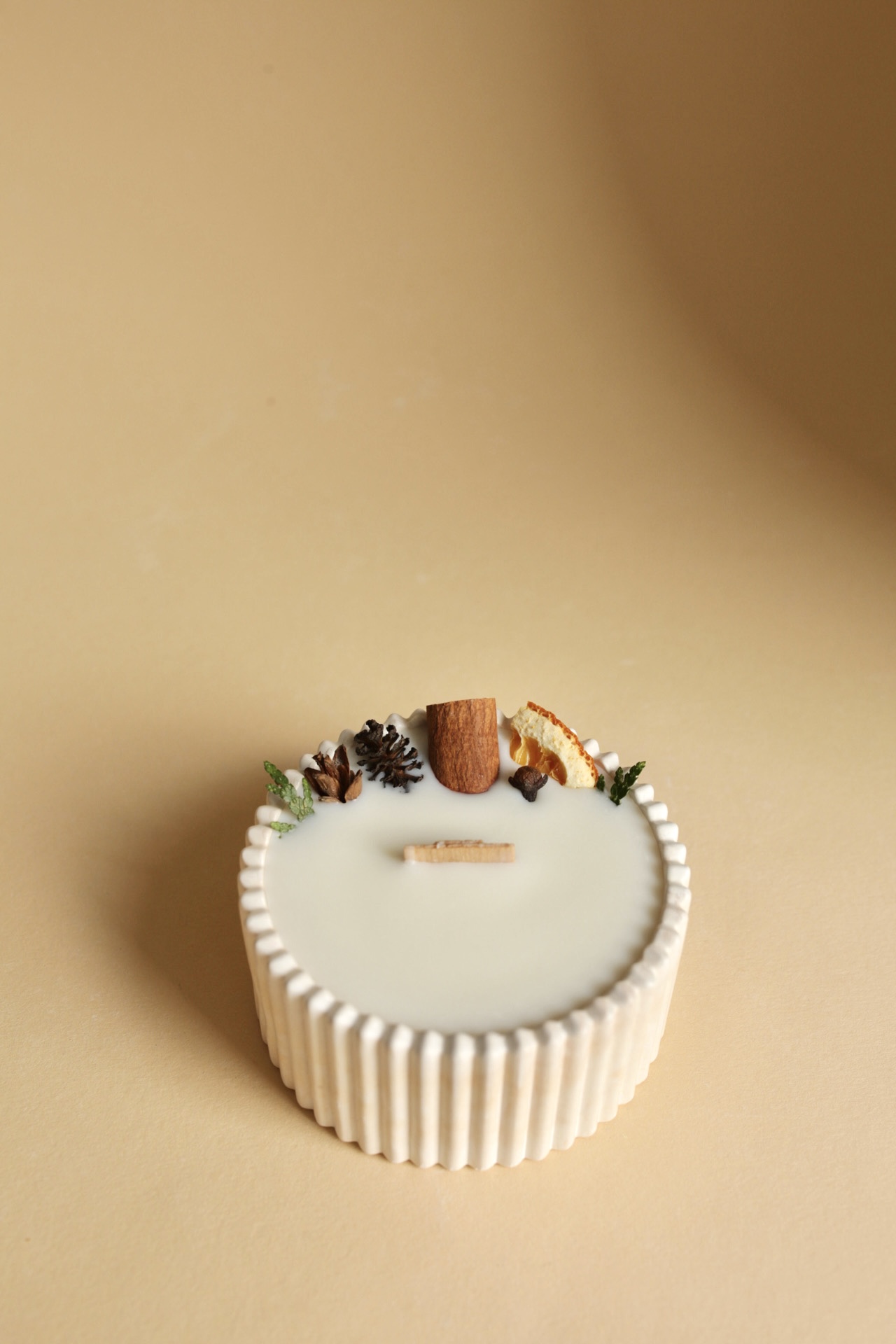 Свічка рельєфна-аромат сінабони з корицею