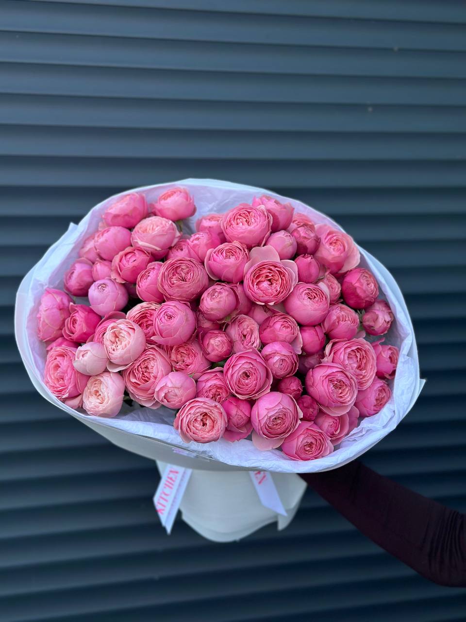 Моно букет кущових піоновидних троянд