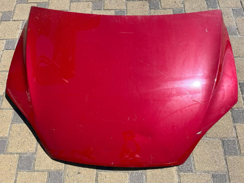 Капот червоний на Tesla MX