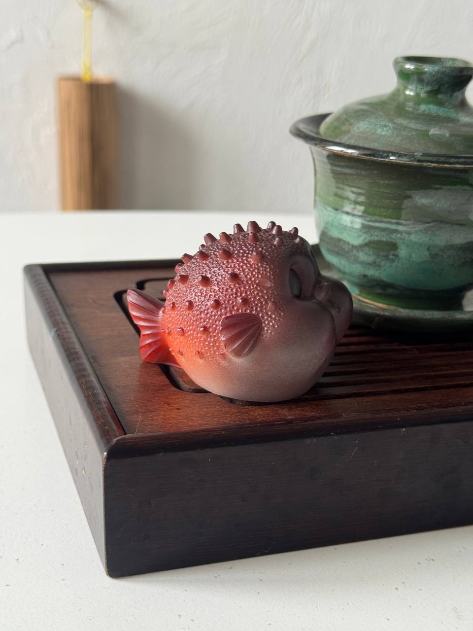 Чайний друг риба, що змінює колір від гарячої води