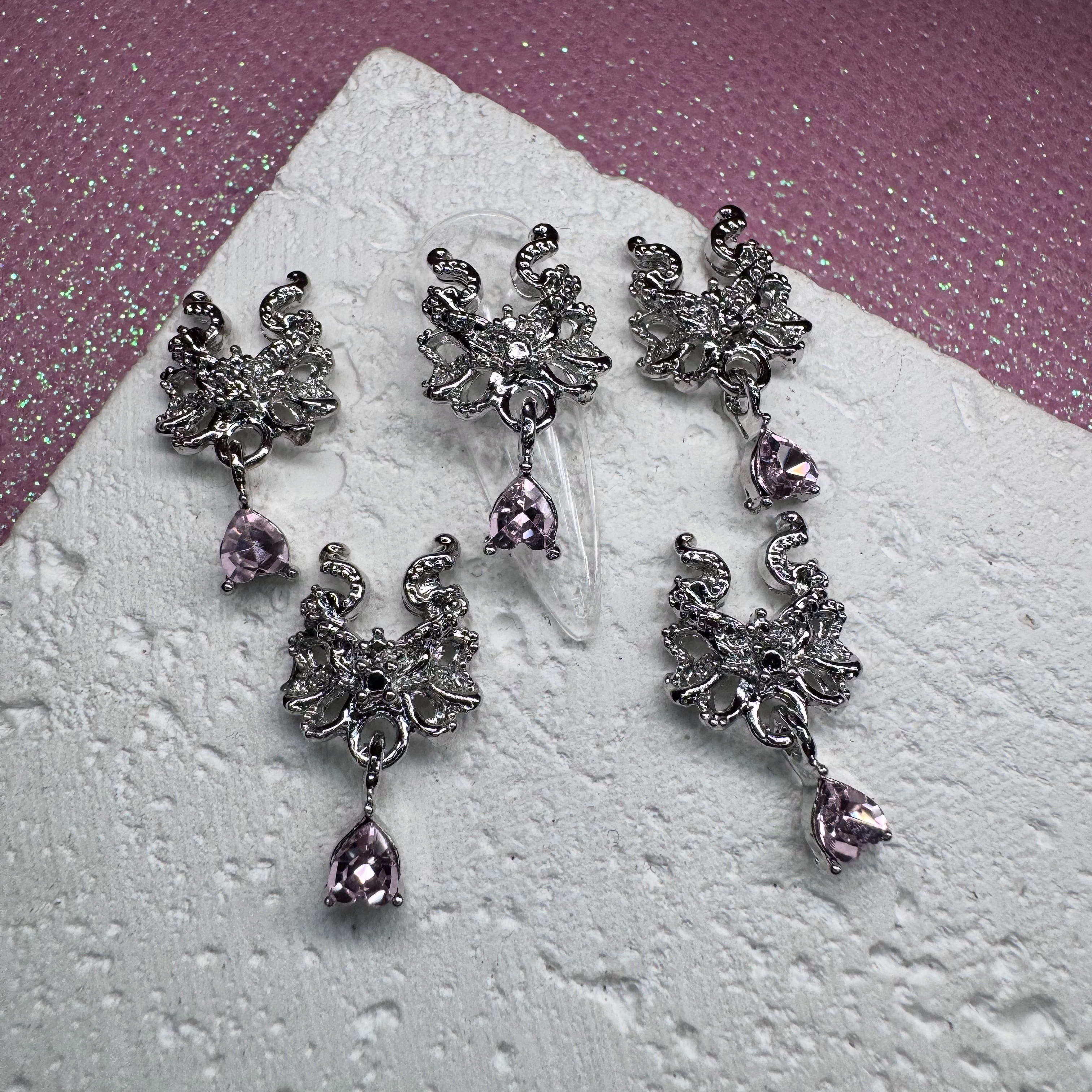 Фігурка для нігтів "Срібна підвіска з рожевим сердечком"