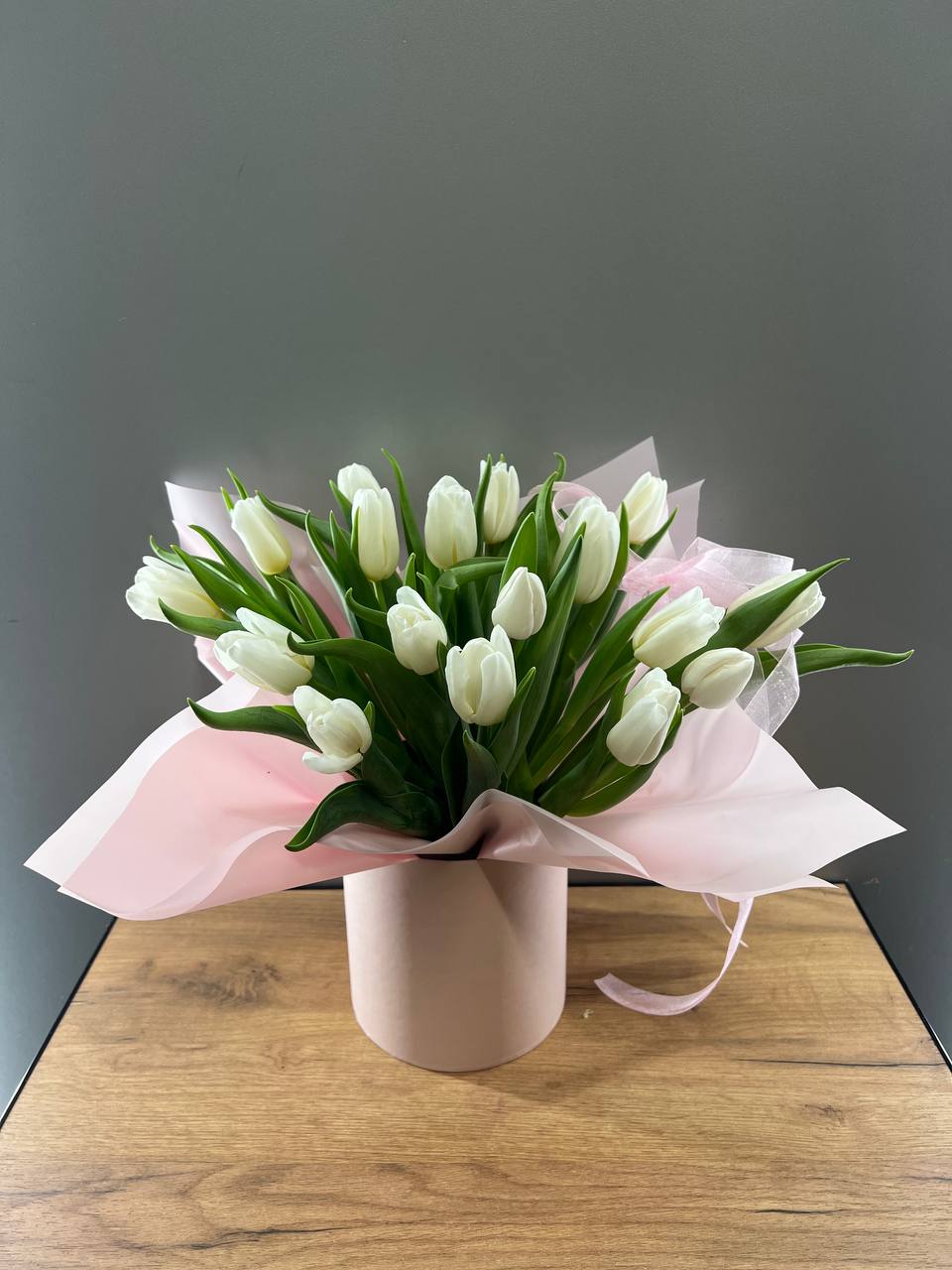 Композиція з білосніжних тюльпанів