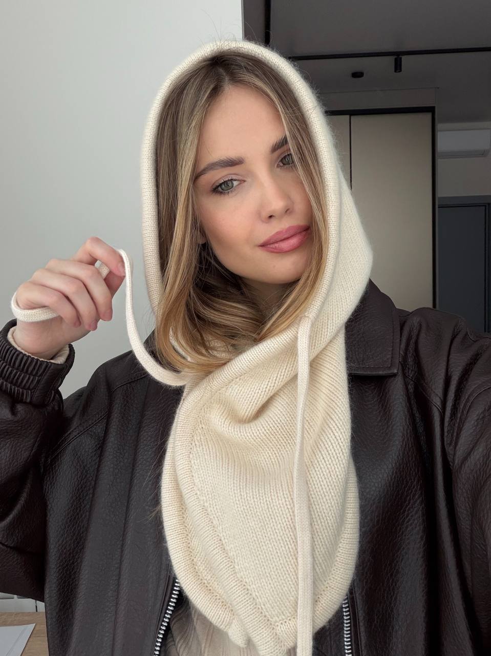 Капор на кнопках шампань