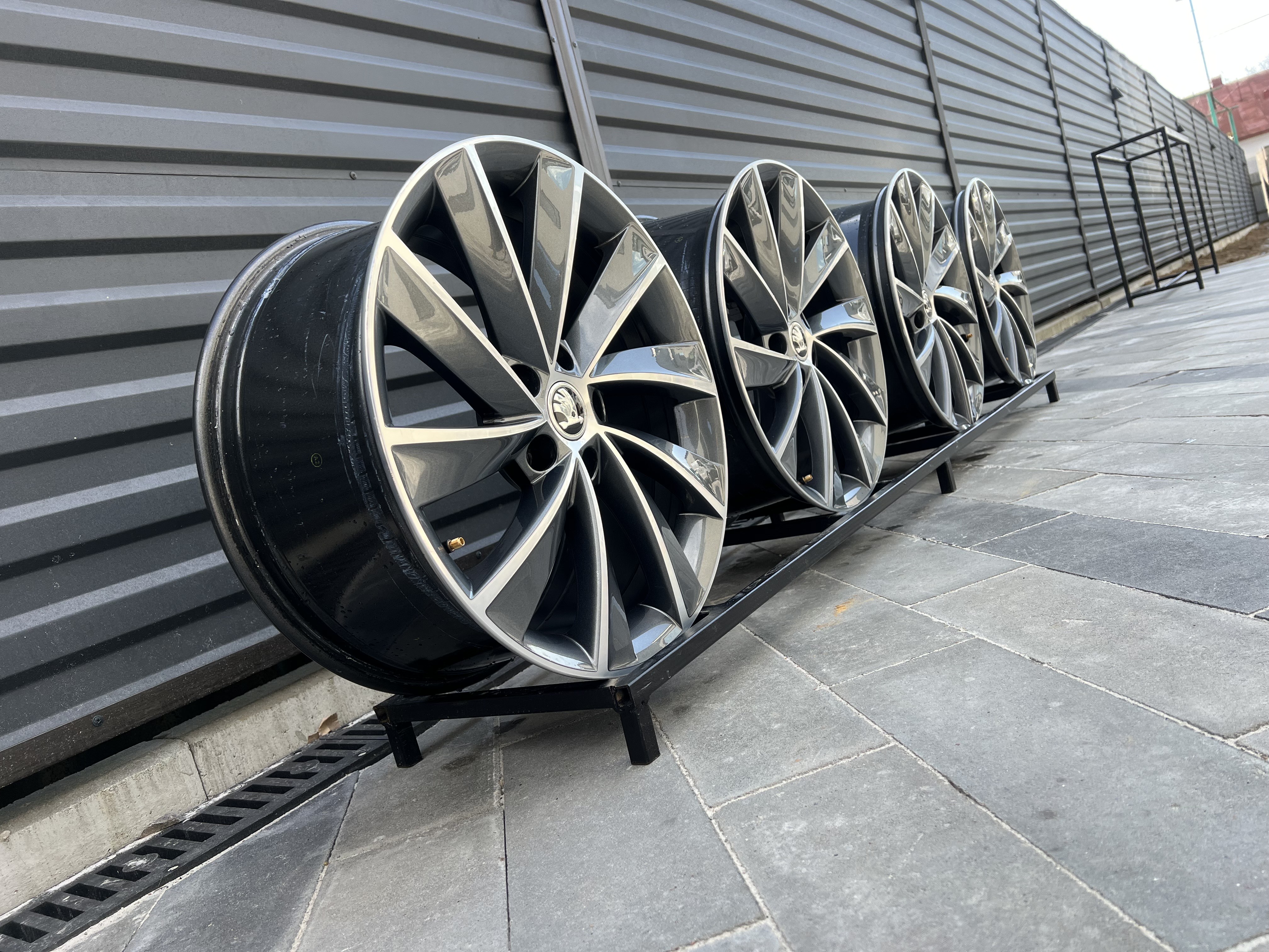 Диски Оригінал 18R 5x112 8J ET44 DIA57.1 Skoda Superb A7 A5