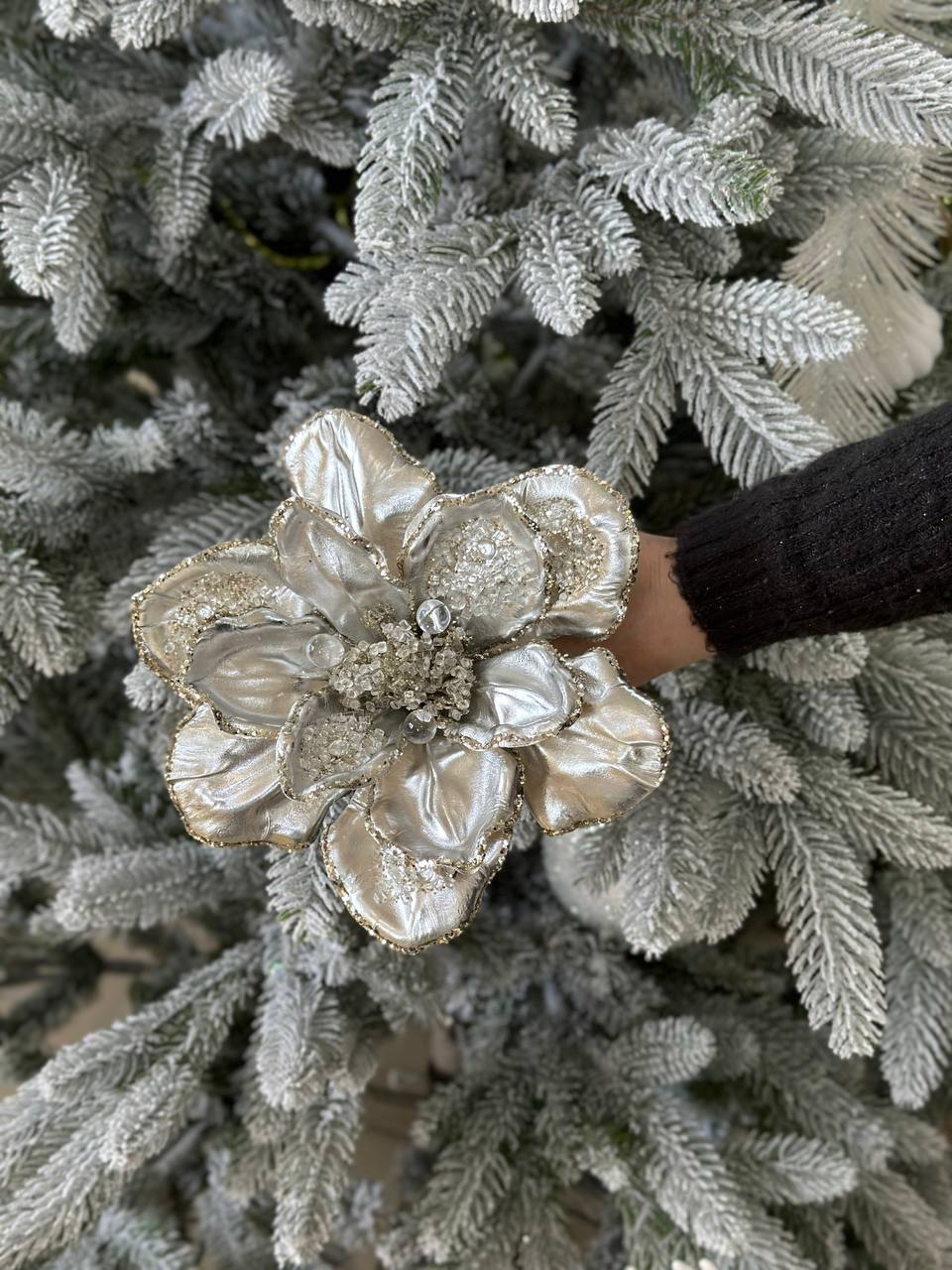 Декоративна квітка Магнолія з бусинами та кристалами 22 см, ніжка 50 см