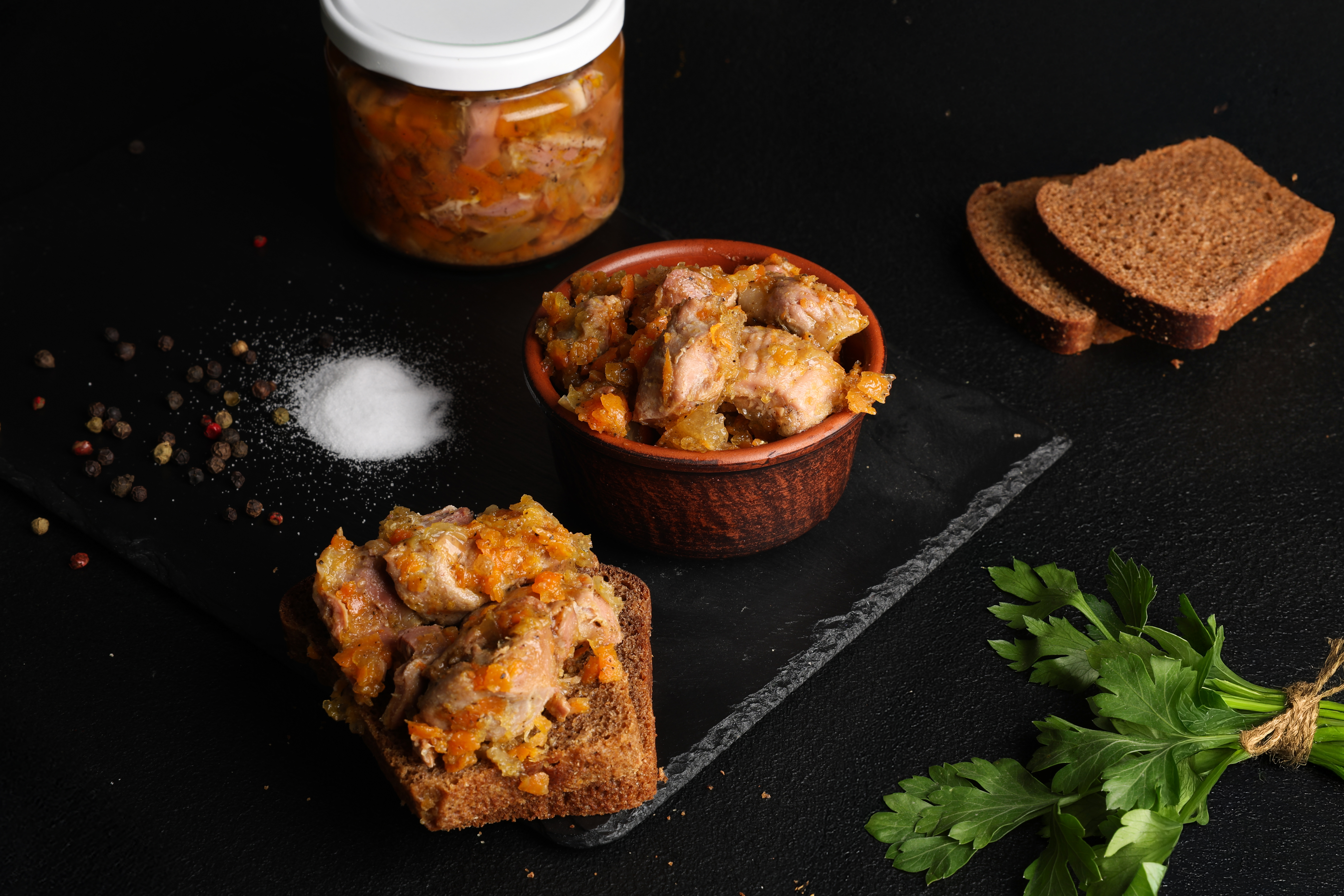 Курячі шлуночки з цибулею