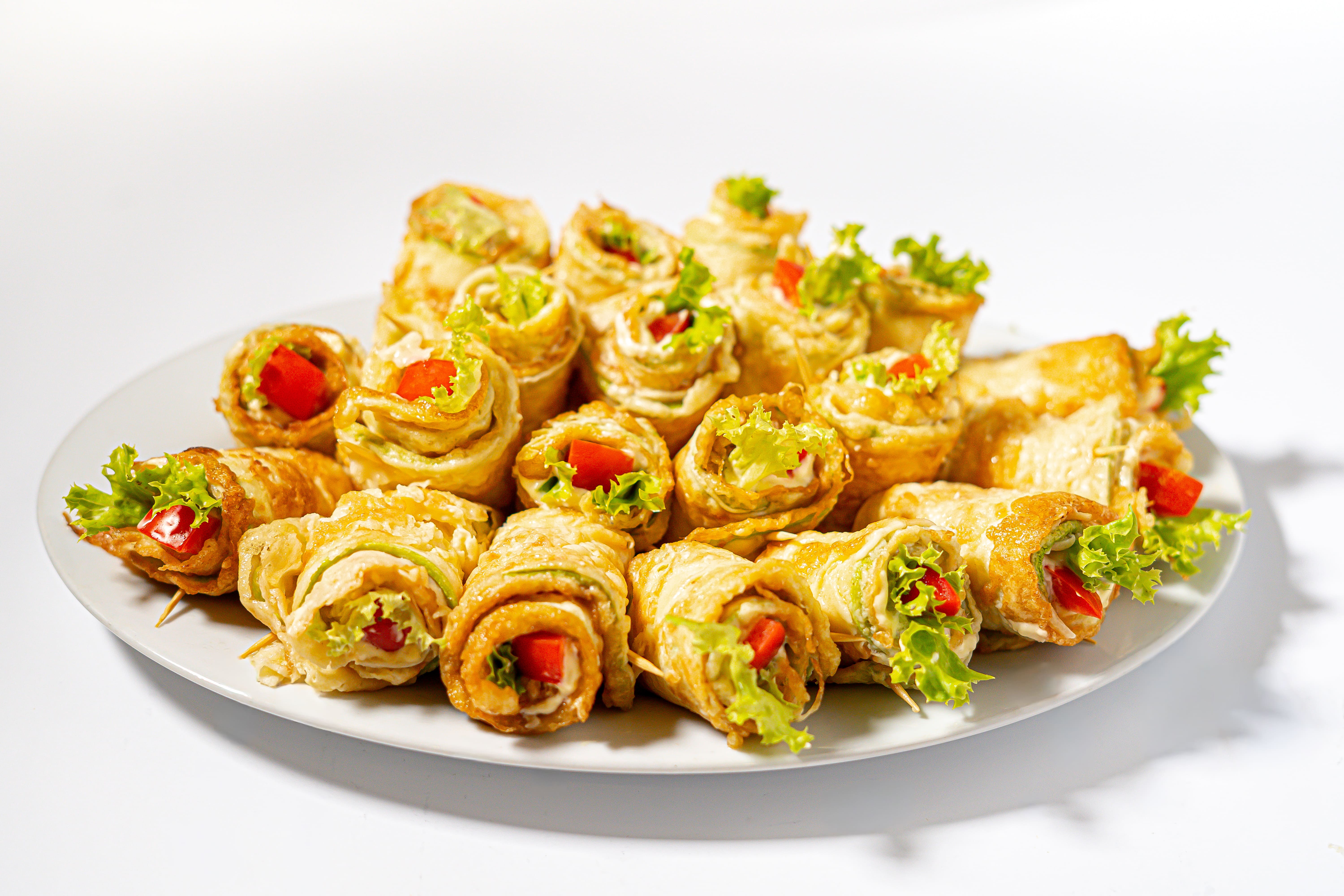 Рулетики з кабачків з фаршированим помідором