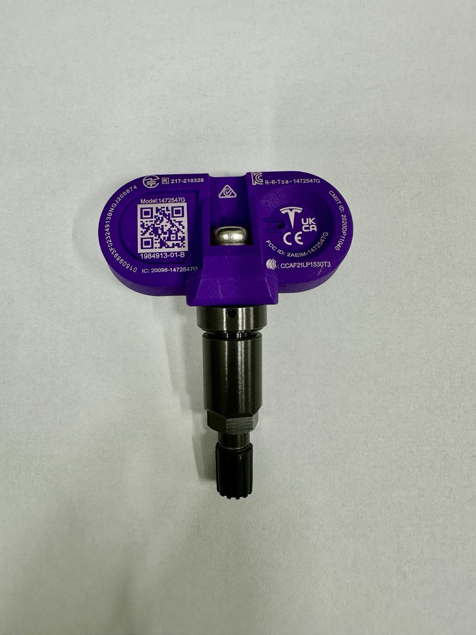 Датчик тиску в колесах на Tesla Cybertruck фіолетовий