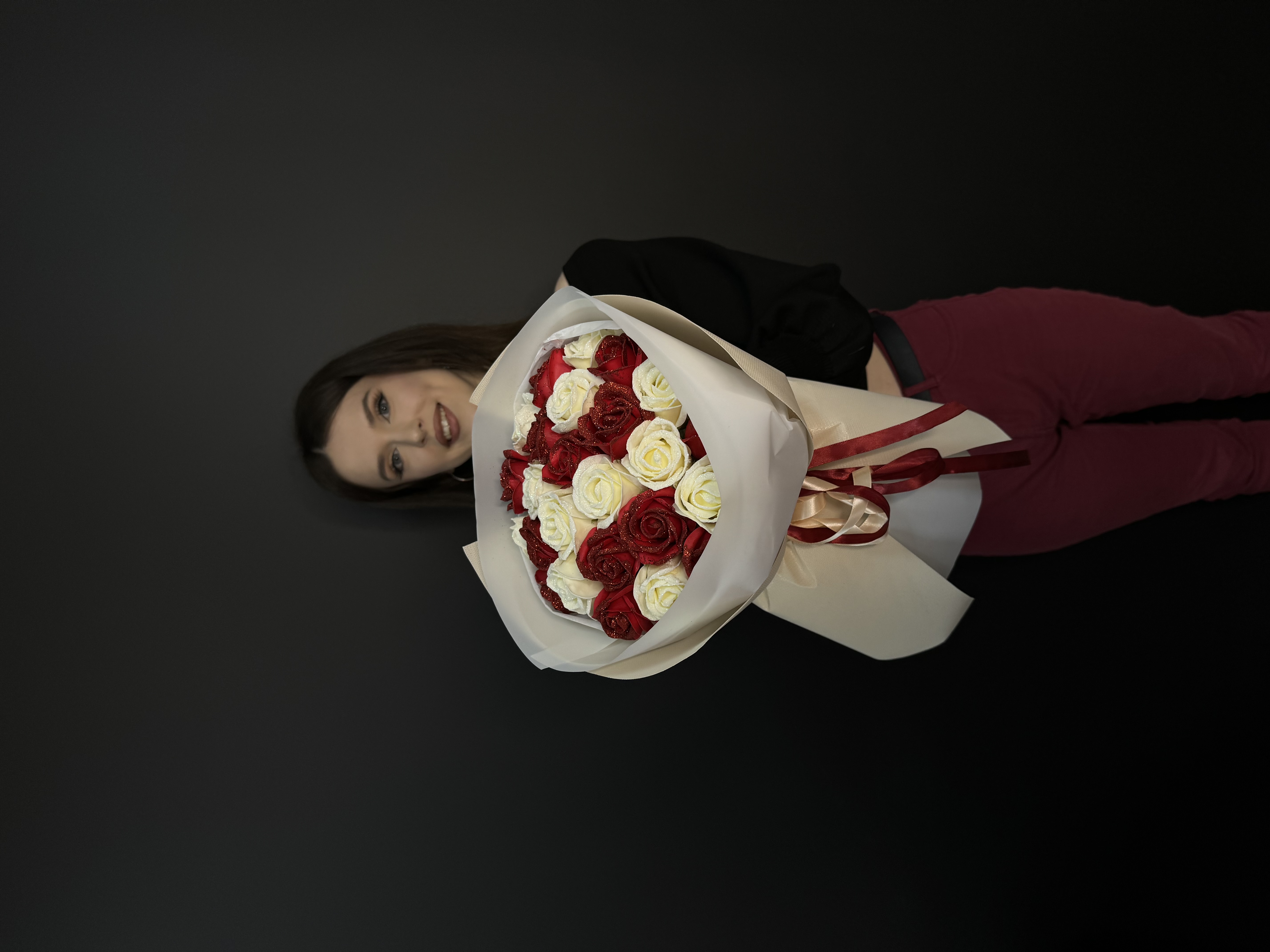 Червоний з лимонним на 25 троянд з блискітками