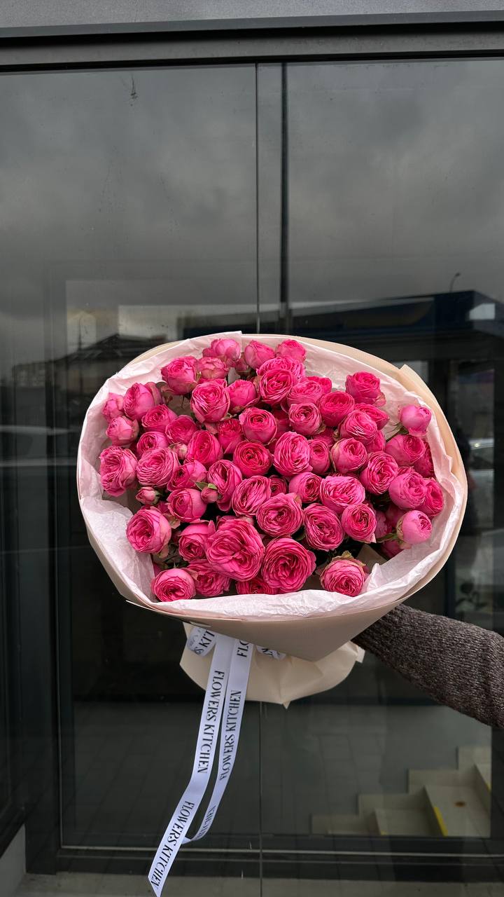 Моно букет кущових піоновидних троянд