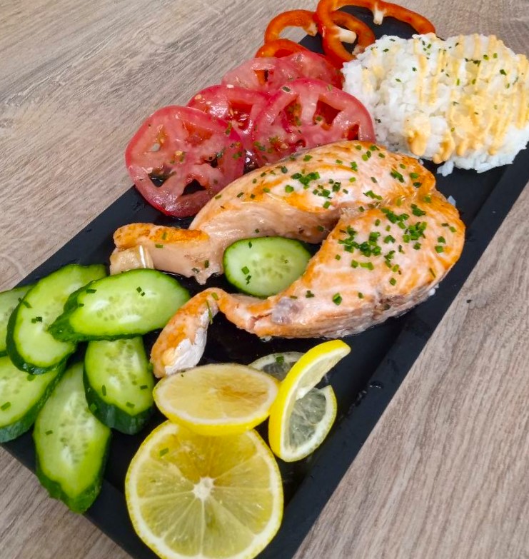 Bialy ryż z grilowanym łosośiem