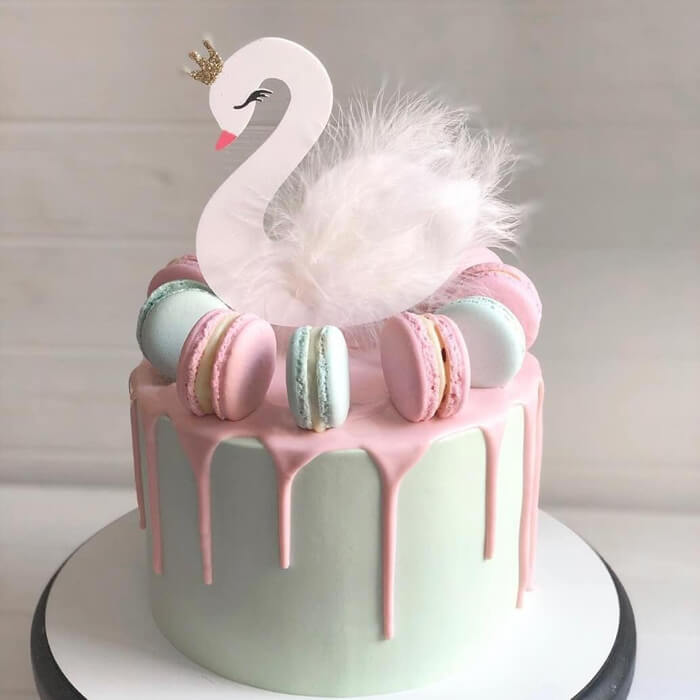 Акриловий топер лебідь з пір'їнками