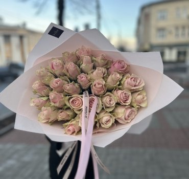 Монобукет із 31 рожево-кремових троянд сорту Пінк Атена в стильному рожевому упакуванні