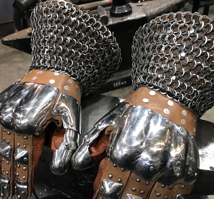 Visby gloves wit from chain mail