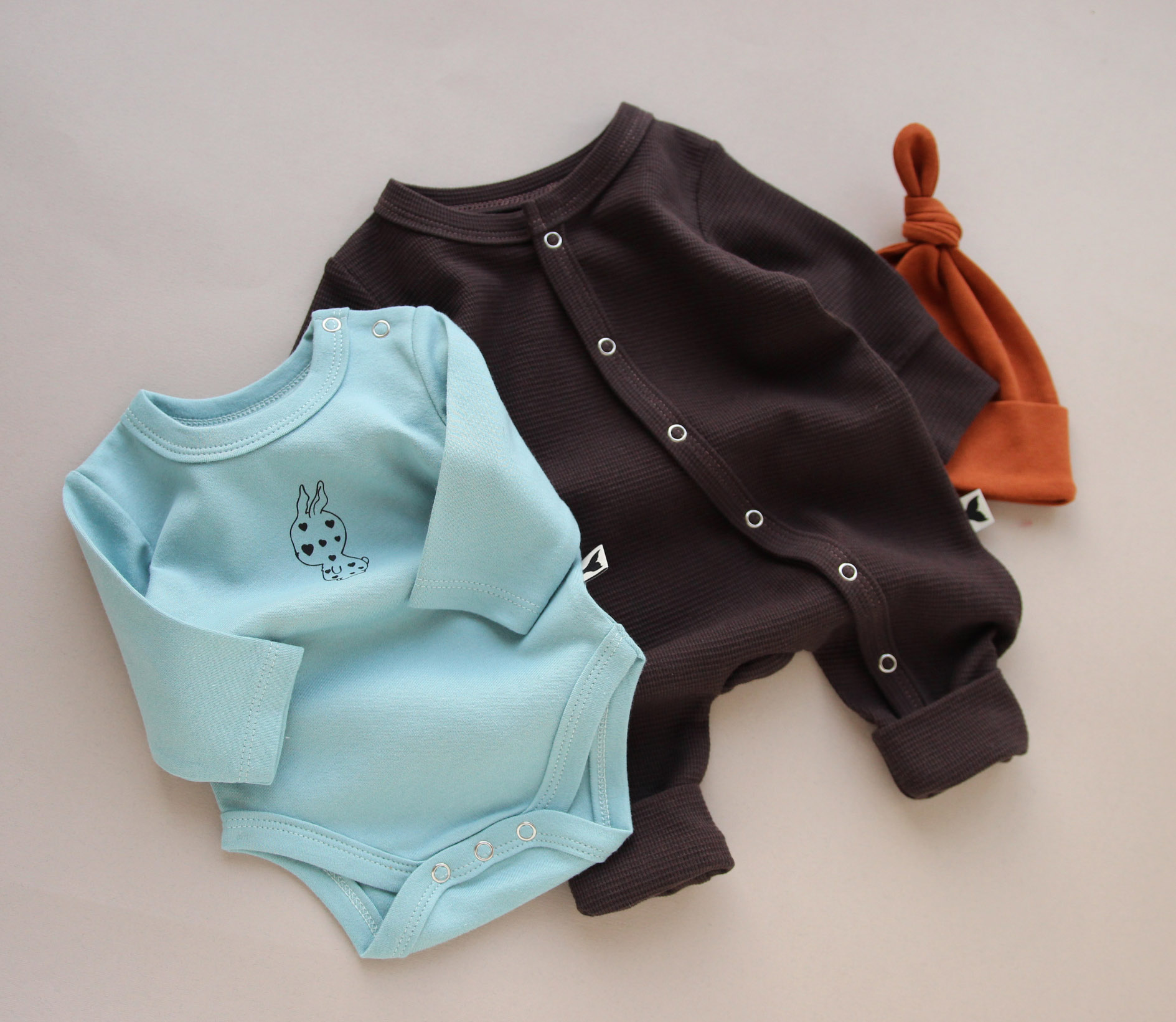 Комплект,  ромпер у вафельку, бодік та шапочка