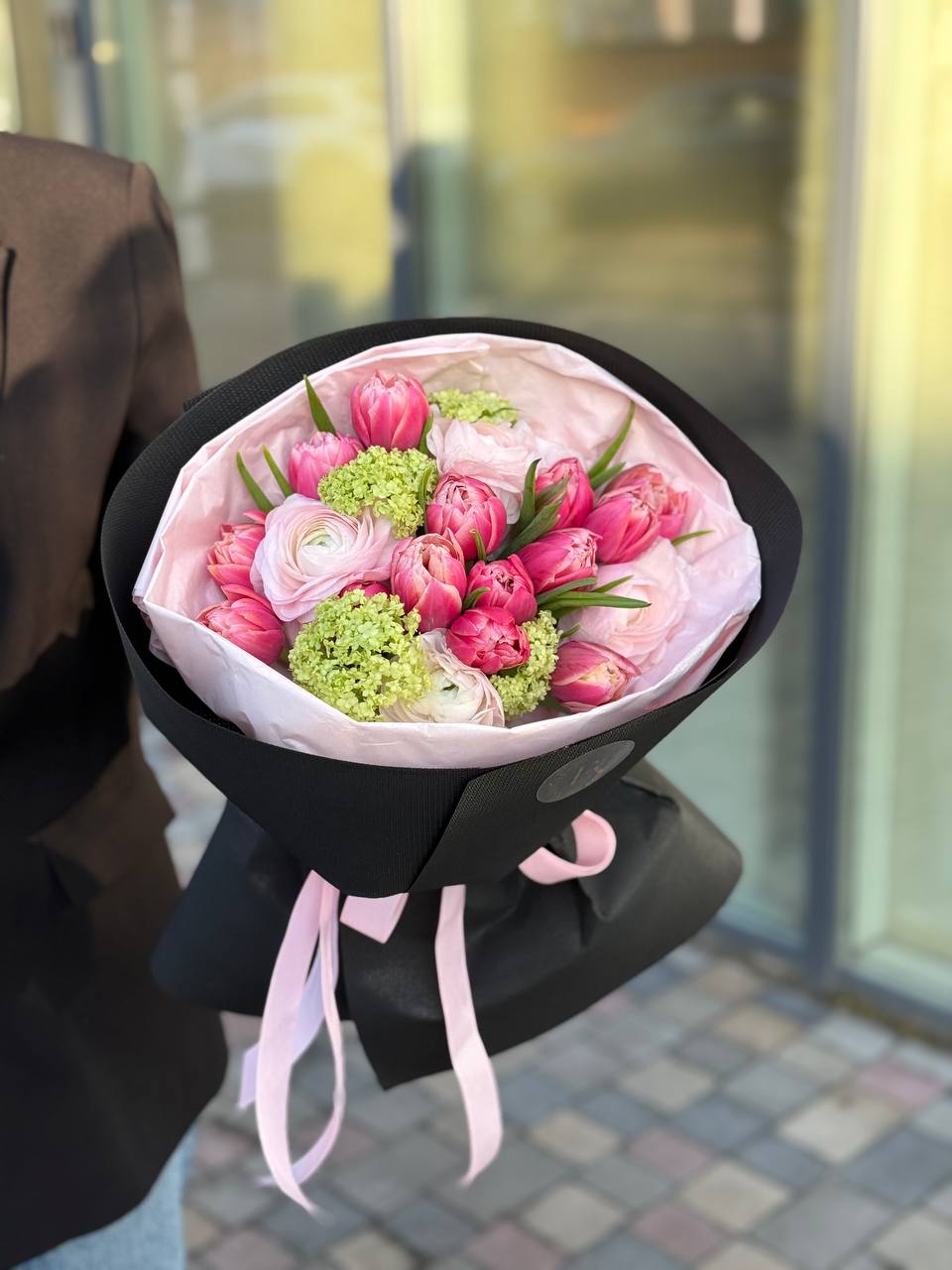 Поєднання тюльпанів, ранунулюсів та вібурнуму