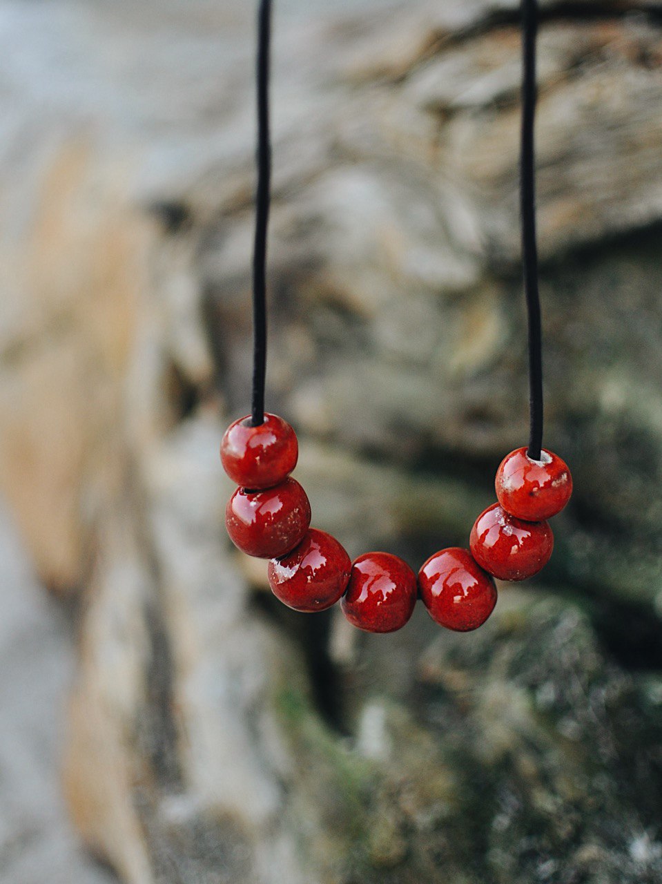 керамічне намисто червоного кольору