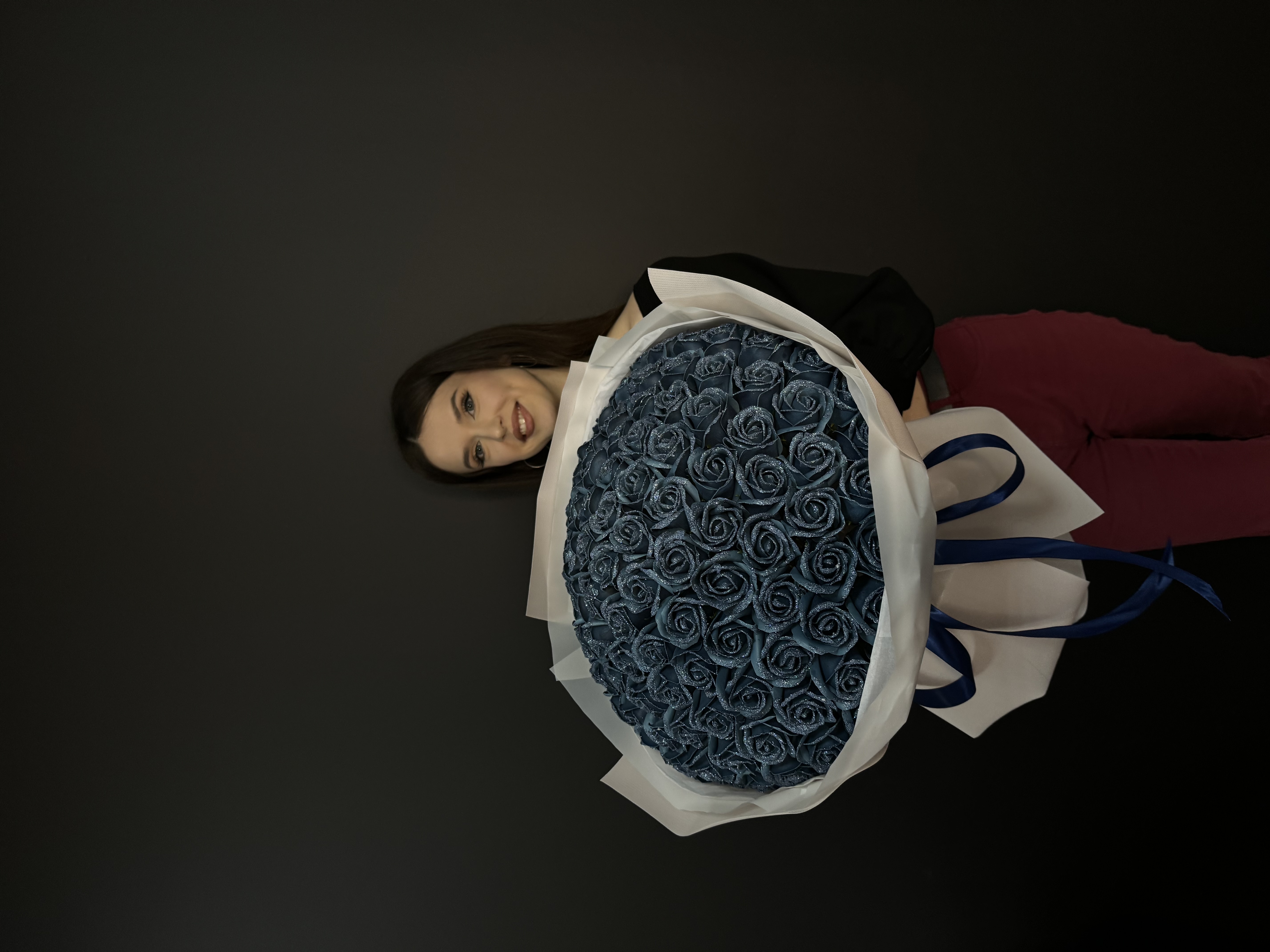 Темно- сіро- блакитний на 101 троянду з блискітками