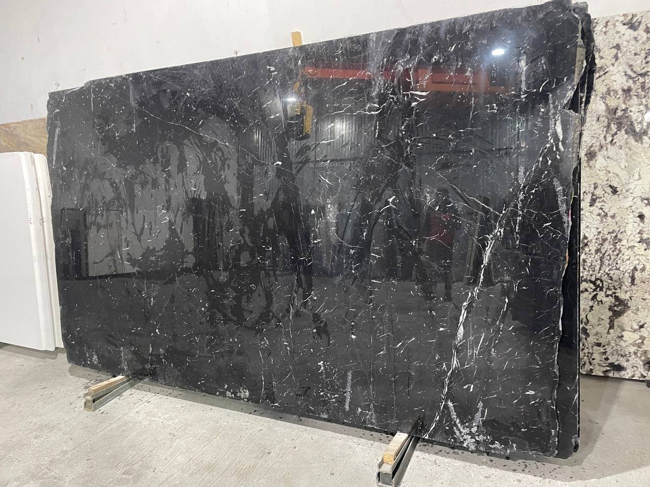 Мармур Negro Marquina