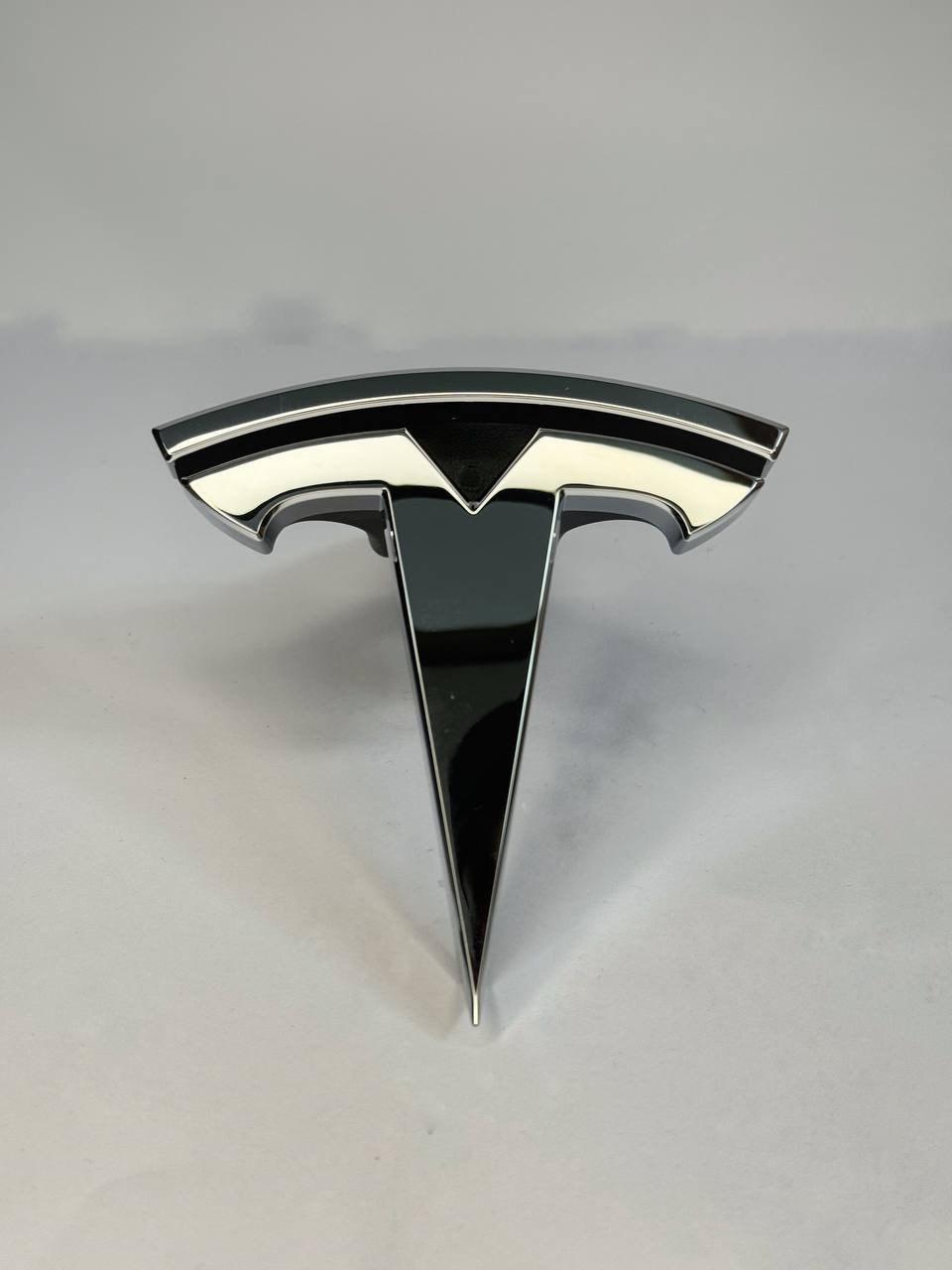 Емблема Tesla MX