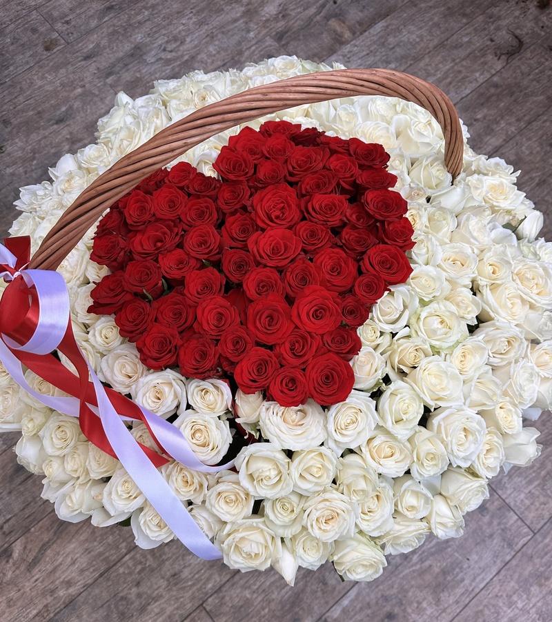 Композиція в корзині з 301 троянди "Серце"