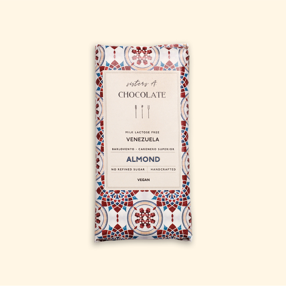 Шоколад 50% з цільним мигдалем 80 г Sisters A. Chocolate