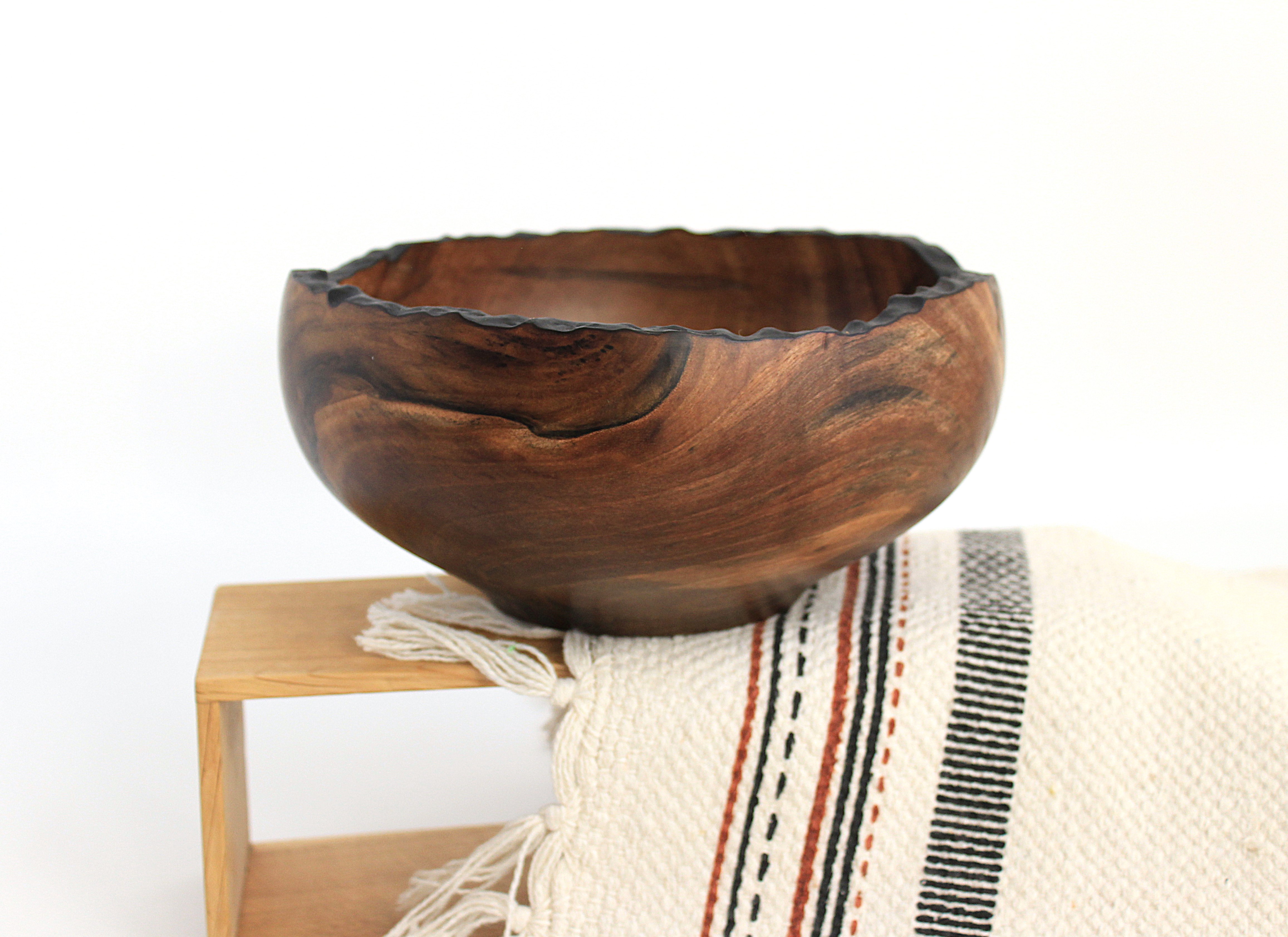 Дерев'яна миска для фруктів з горіха