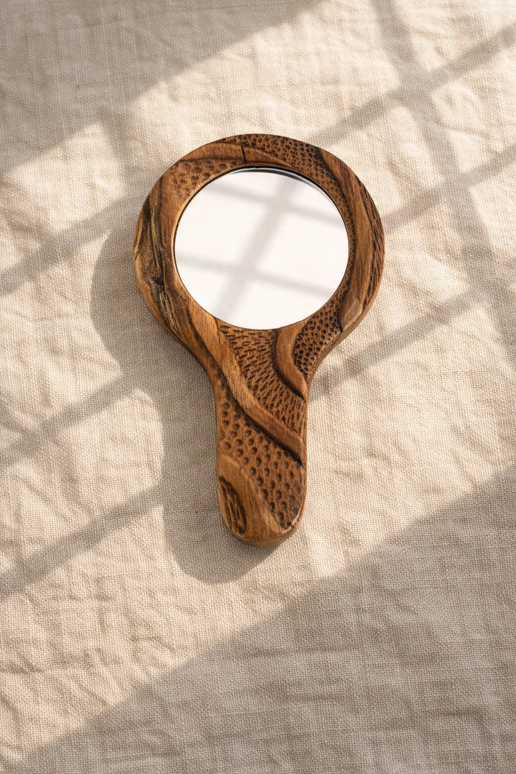 Дерев’яне різьблене дзеркальце «Лоза винограду»