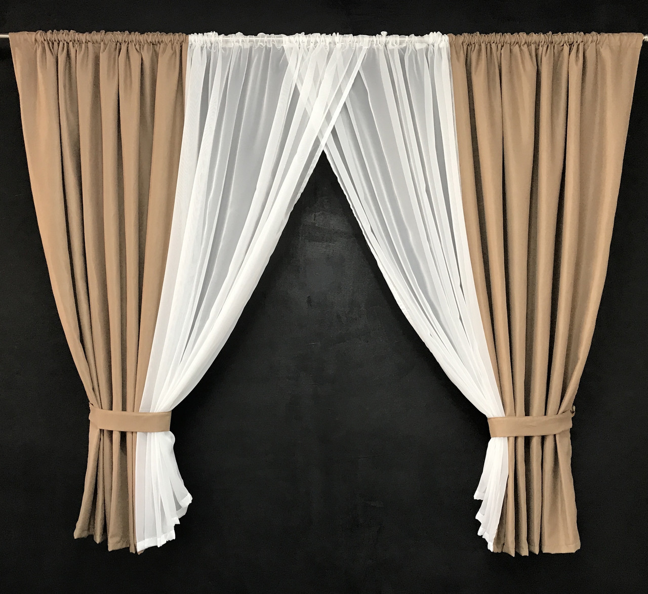 Короткі мікровелюрові штори золотистого кольору з тюлем на тасьмі