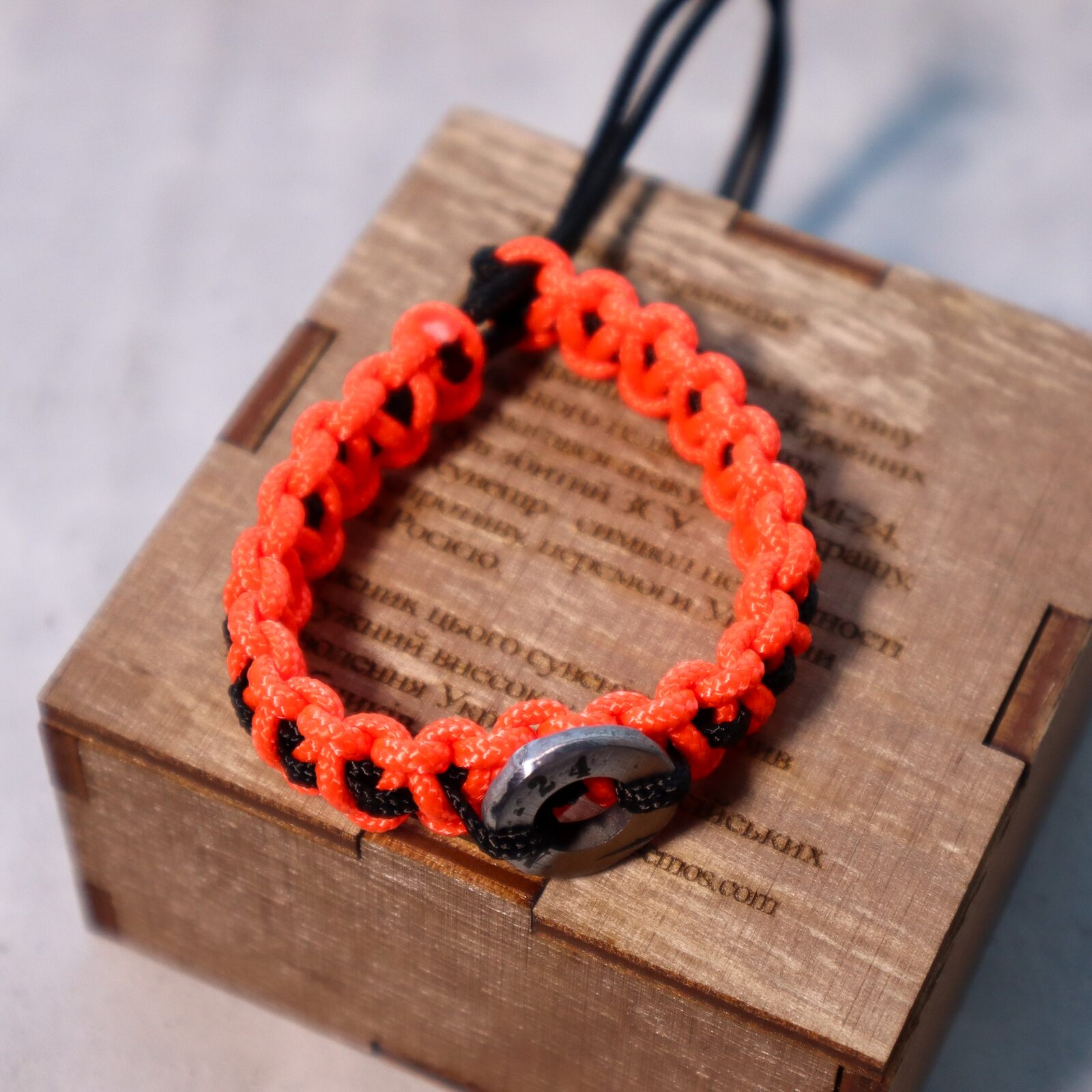 Браслет з паракорду з деталлю трофейного Мі-24 (4.0)