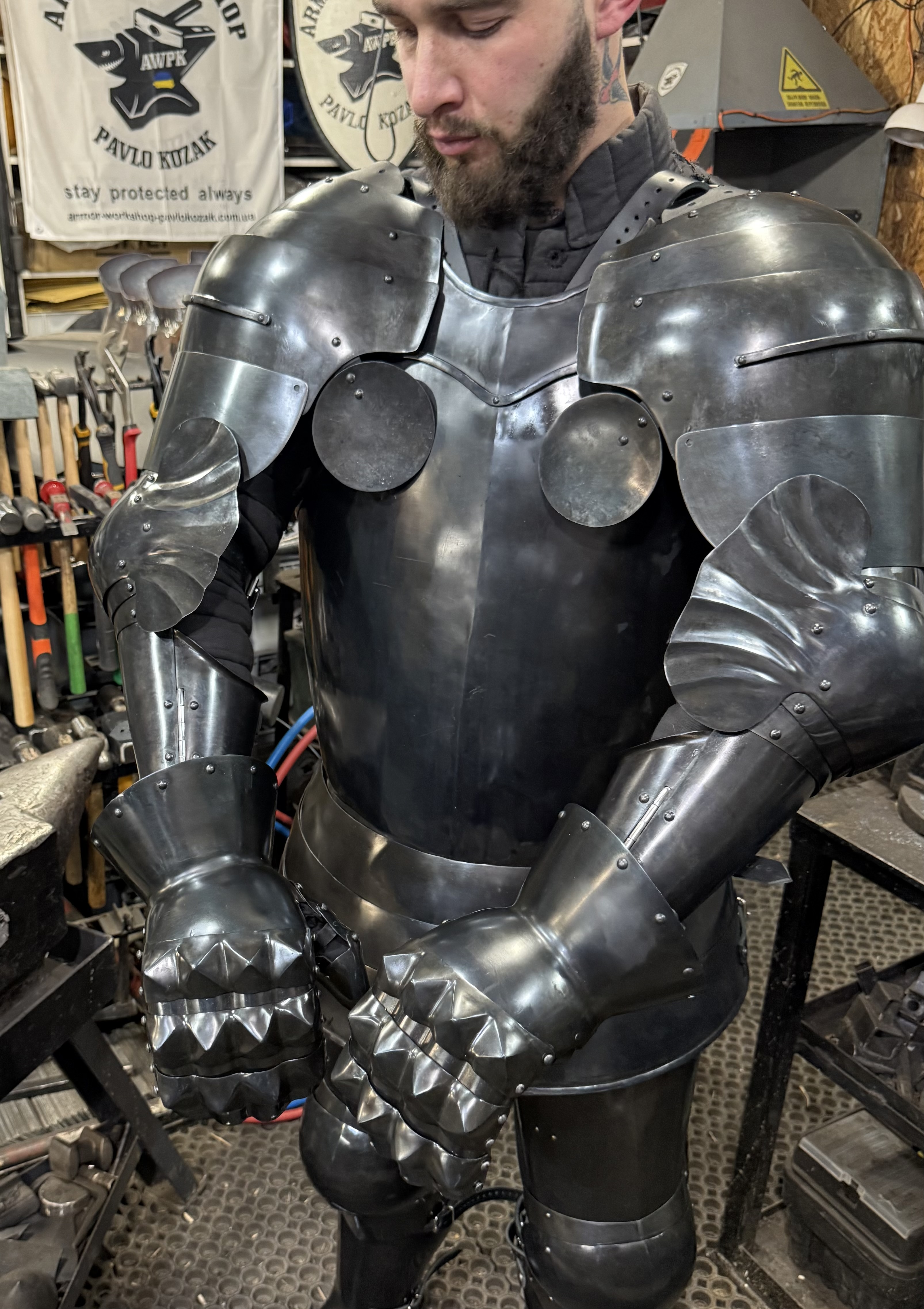 Armor shoulders “super black”