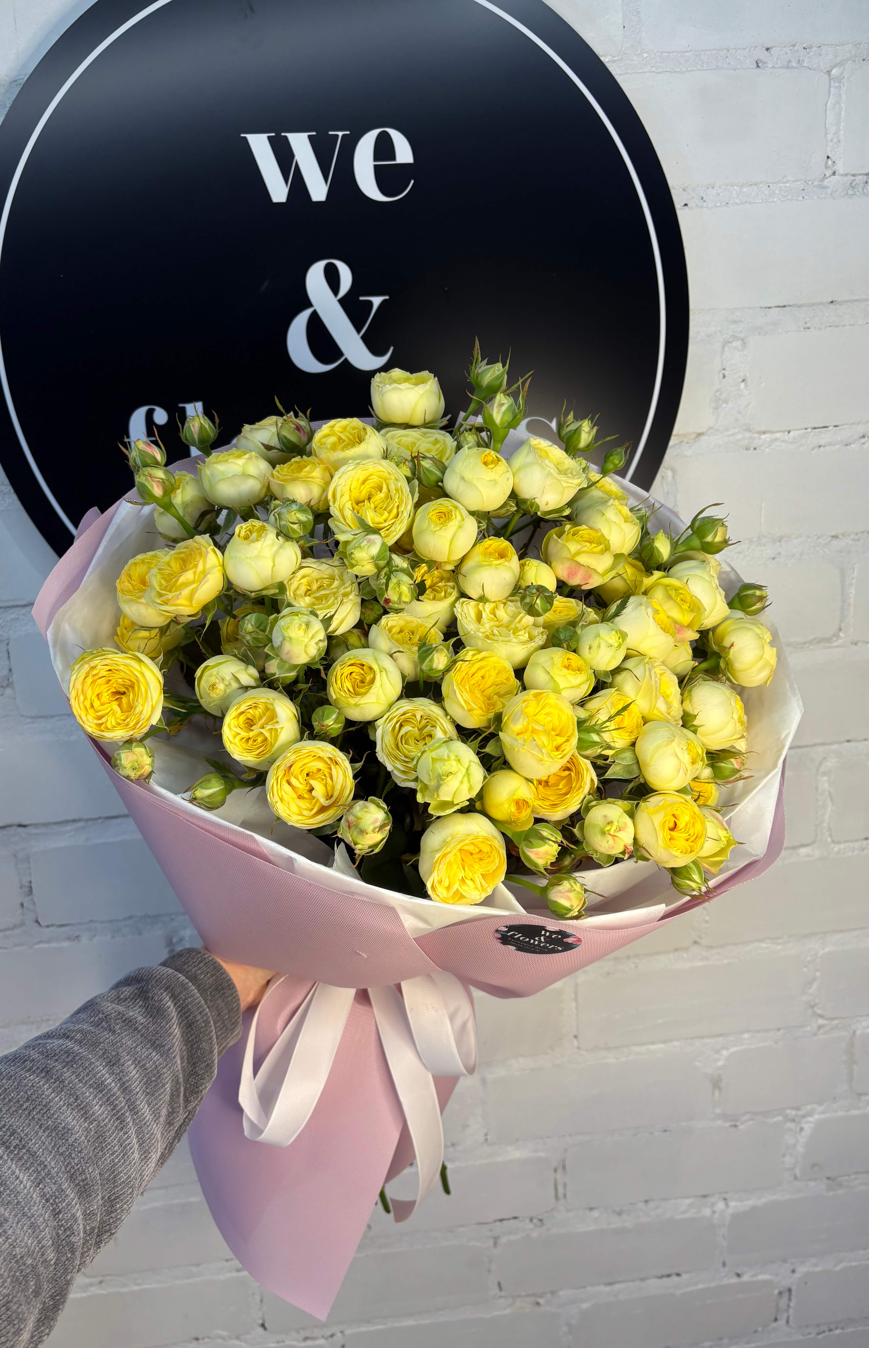 Букет з піонопопідбної лимонної троянди