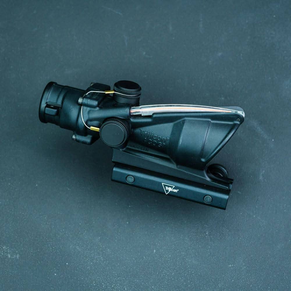 Оригінальний армійський призматичний приціл "ACOG 4×32 RED CHEVRON" від американського преміум бренду "Trijicon".