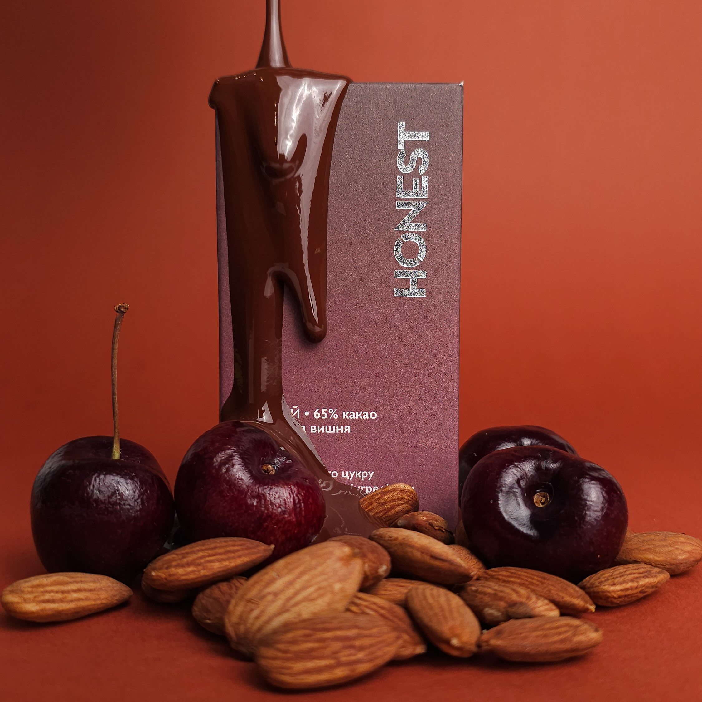 Темний шоколад 65% з вишнею та мигдалем