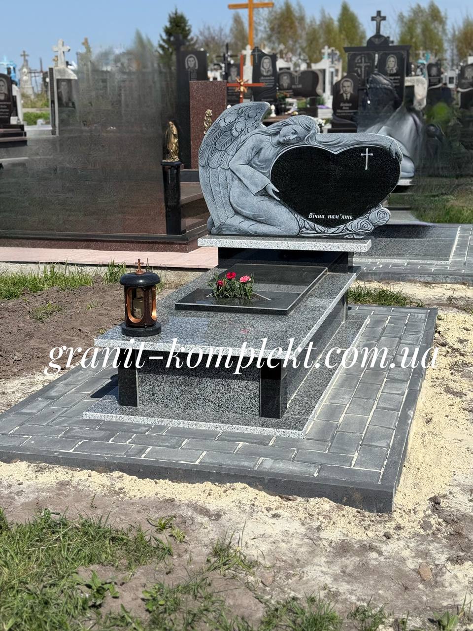 Пам'ятник одинарний А-042